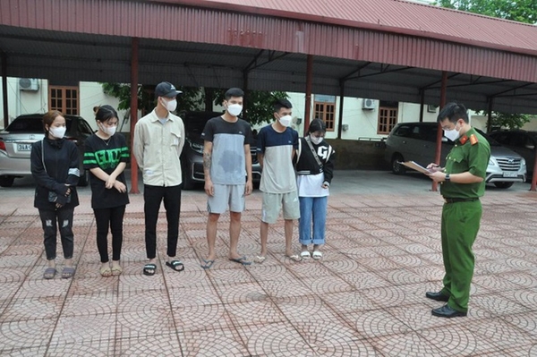 Hải Dương: Khởi tố 2 bị can tổ chức sử dụng ma túy tại quán karaoke