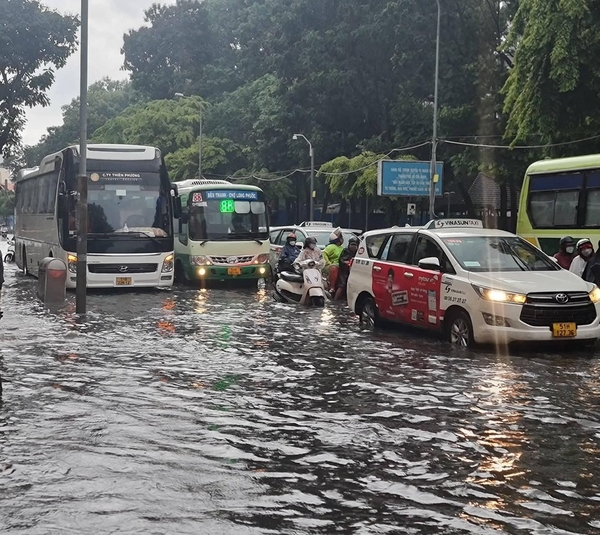 Ngập úng do mưa kéo dài nhiều giờ ở TP.HCM