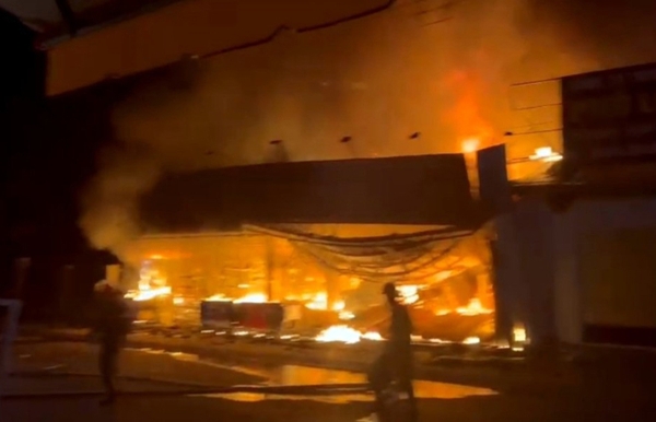 Cháy siêu thị mini, vợ chồng tử vong