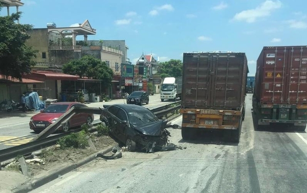Kinh hoàng ô tô con bị tông văng vì vượt ẩu, tạt đầu xe container
