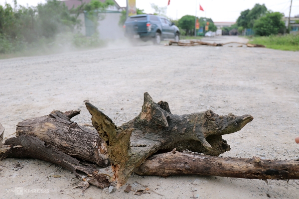 Người dân rải đá, gỗ ngăn ôtô chạy nhanh