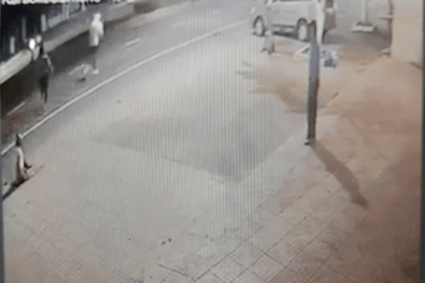 Sau khi tông vào xe máy, nhóm người đi ô tô chém nạn nhân tử vong