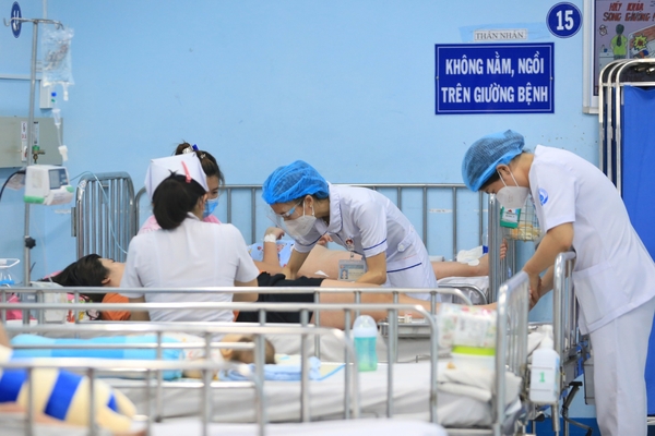 TP.HCM: Sốt xuất huyết gia tăng, hàng loạt ca nặng phải thở máy, lọc máu
