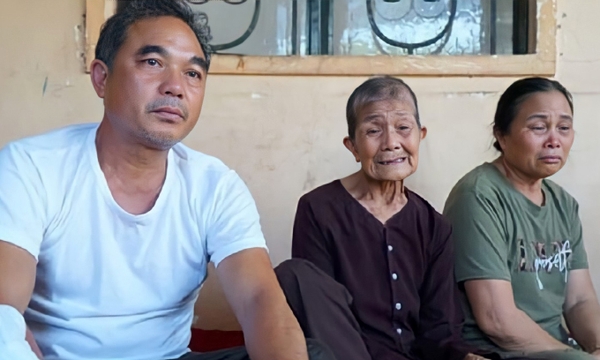 Cuộc đoàn tụ của mẹ với con trai mất tích 49 năm