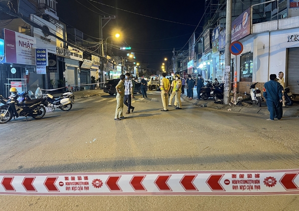 Ôtô tông loạt xe máy, 4 người bị thương