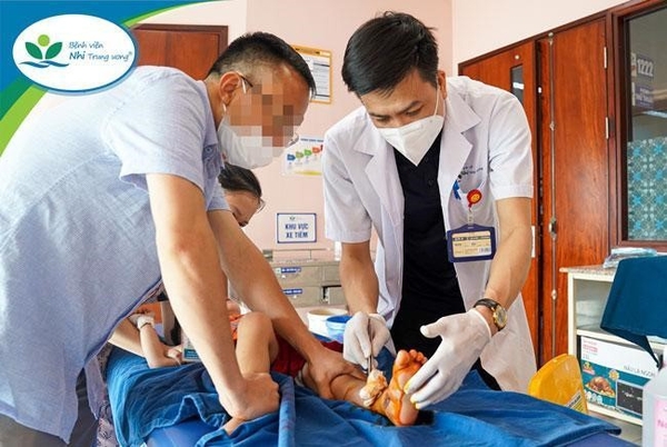 Bé trai dập nát bàn chân do bị kẹp vào cổng trượt tự động