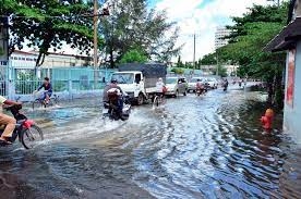 Đường Hà Nội mênh mông nước, phương tiện loay hoay 'né' điểm ngập