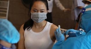 Thủ tướng Chính phủ chỉ đạo đẩy nhanh tiêm vắc xin phòng Covid-19 mũi 3, mũi 4