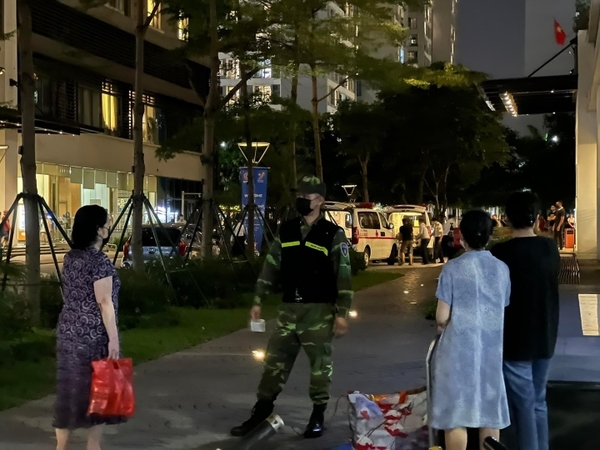 Camera ghi lại hình ảnh cuối cùng của gia đình 4 người chết ở chung cư Hà Nội