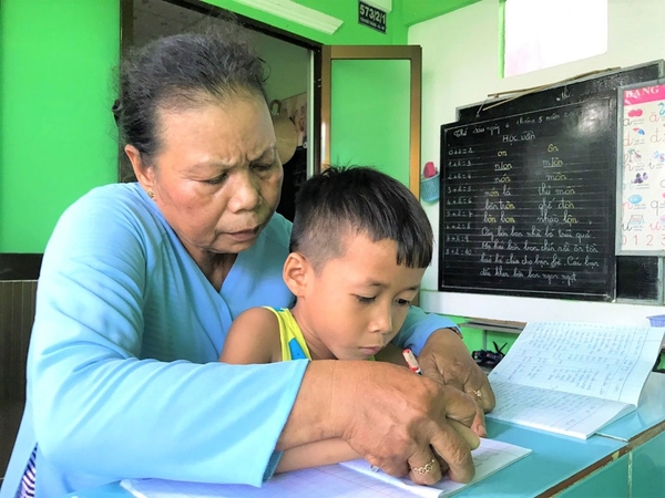 Lớp học tình thương của cô giáo nghèo người Khmer