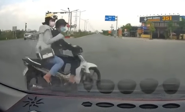 Xe máy vượt đèn đỏ bị ô tô tông văng: Dân mạng tranh cãi