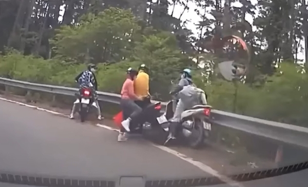 ‘Rùng rợn’ cảnh xe máy mất phanh khi đổ đèo, 2 người thoát chết may mắn
