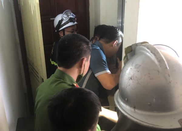 Cứu hai người mắc kẹt trong hố thang máy