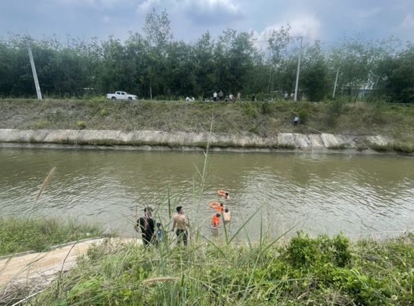 Máy cày lao xuống kênh, hai người mất tích