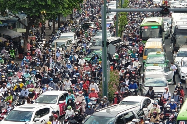 Dòng xe kẹt cứng ở cửa ngõ sân bay Tân Sơn Nhất