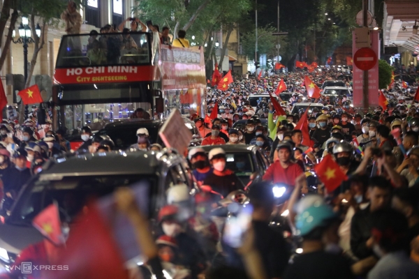 Muôn kiểu mừng chiến thắng của người hâm mộ