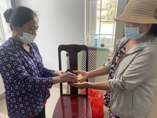 Người lao công trả lại túi vàng nhặt được