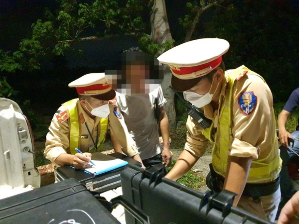 Tài xế cứ cười khi bị đo nồng độ cồn, CSGT nhắc: 'Cái này không cười được đâu anh!'