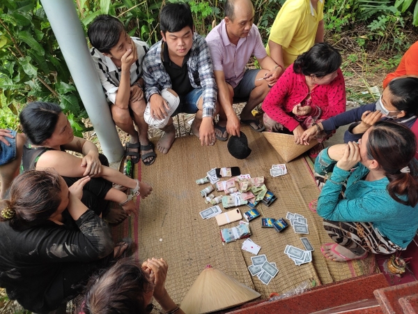 Vĩnh Long: Bắt quả tang 11 người chen chúc đánh bạc trong khu mộ giữa đồng