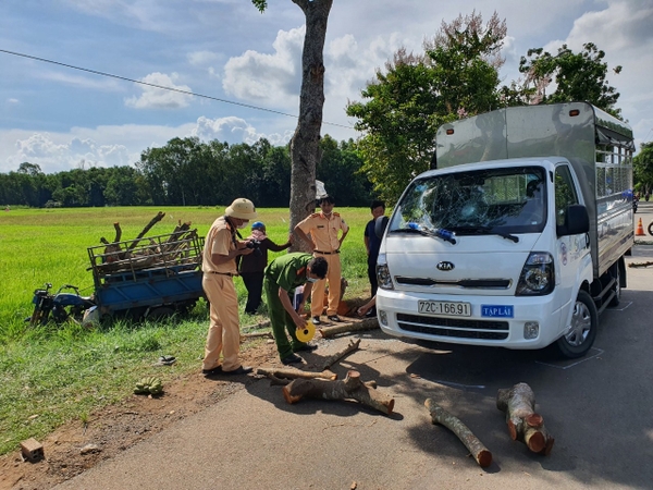 Tránh xe tập lái, ba gác tông vào cây xà cừ, lao xuống ruộng khiến 1 người chết