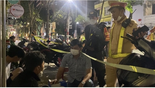 Chạy trốn lực lượng 911, tông xe vào cảnh sát và làm bị thương một phụ nữ