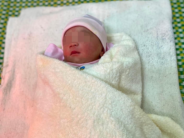 Bé sơ sinh bị bỏ rơi kèm lá thư ‘tôi mới 17 tuổi, vẫn còn đi học…’