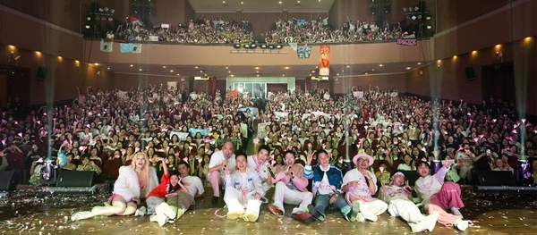 NHÀ TRẺ FAN MEETING
