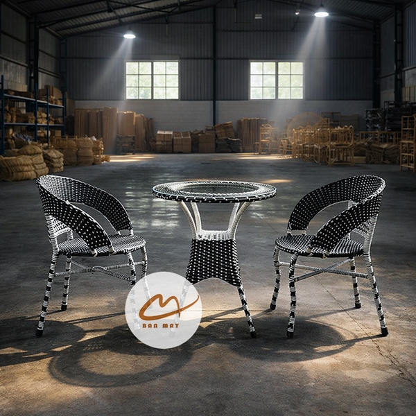 Bàn ghế ngoài trời, bàn ghế mây nhựa khung thép nội thất Bản Mây thiết kế dáng chân quỳ sang trọng, decor ban công sân vườn