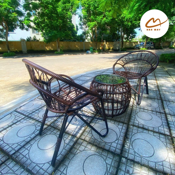 Bàn Ghế Mây Nhựa Đuôi Công – Cảm Hứng Thiết Kế Thanh Lịch Với Tông Nâu Sẫm Sang Trọng