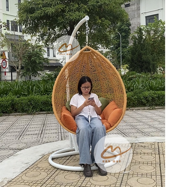 Ghế Xích Đu Sân Vườn Dáng Trứng – Thiết Kế Đơn Tối Giản Cho Không Gian Ngoài Trời
