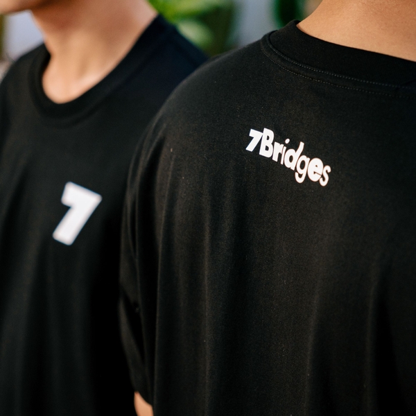 Áo thun unisex Logo 7 Bridges màu Đen