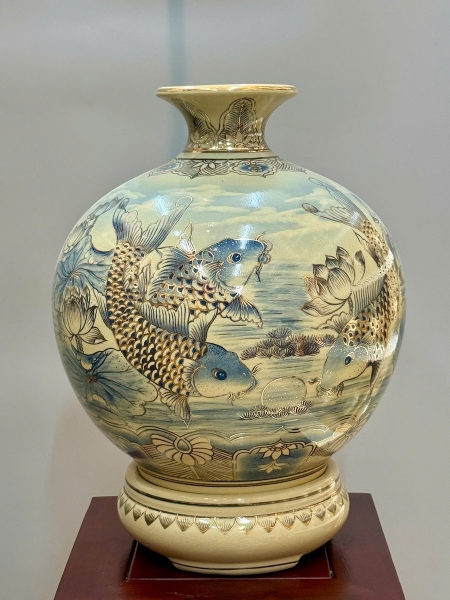 Bình Tài Lộc Cá Chép Hoa Sen Cao 42cm Màu Coban 3D Gốm Vẽ Vàng