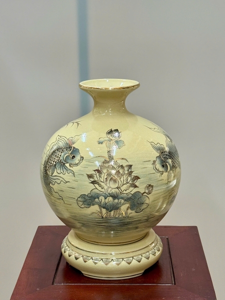 Bình Hút Lộc Cá Chép Hoa Sen Cao 29cm Gốm Chu Đậu Vẽ Vàng