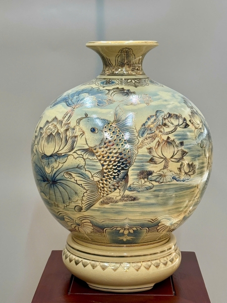 Bình Tài Lộc Cá Chép Hoa Sen 3D Cao 42cm Gốm Chu Đậu Vẽ Vàng