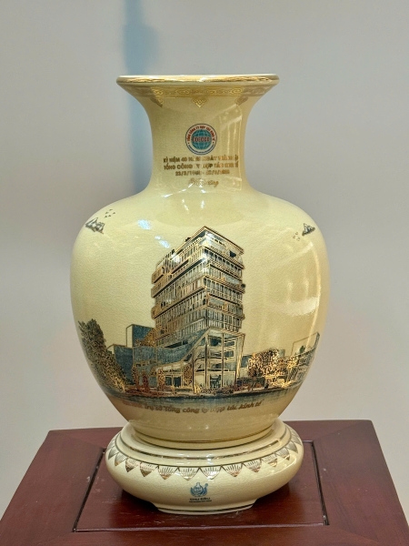 Bình Bảo Châu Cao 28cm Vẽ Vàng - Kỷ Niệm 45 Thành Lập Công Ty