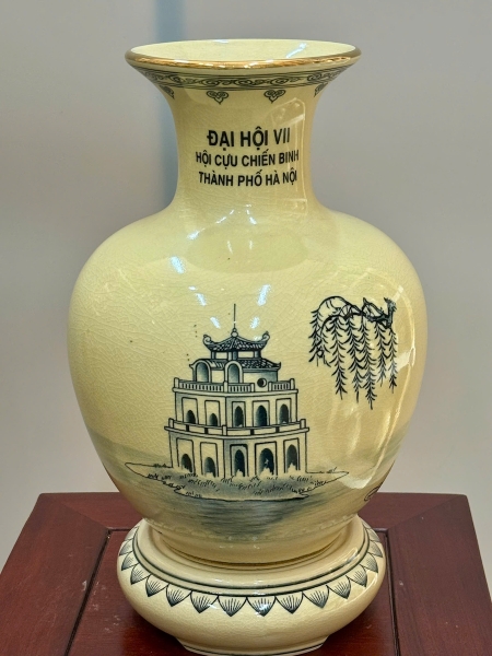 Bình Bảo Châu Cao 28cm Hoạ Tiết Sen Của Hội Cựu Chiến Binh Hà Nội