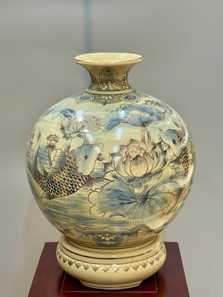 Bình Tài Lộc Cá Chép Hoa Sen 3D Cao 42cm Gốm Chu Đậu Vẽ Vàng