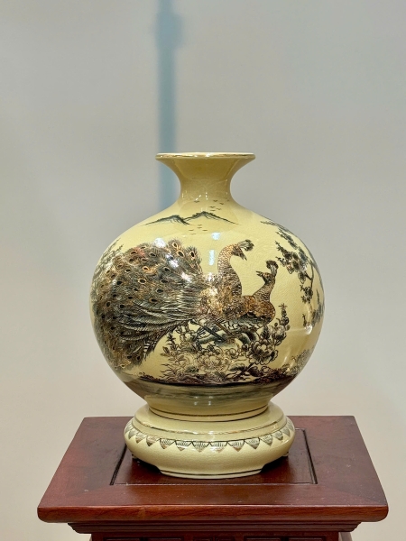 Bình Hút Lộc Công Đào Cao 29cm Gốm Chu Đậu Vẽ Vàng