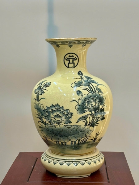 Bình Bảo Châu Cao 28cm Hoạ Tiết Sen Của Hội Cựu Chiến Binh Hà Nội