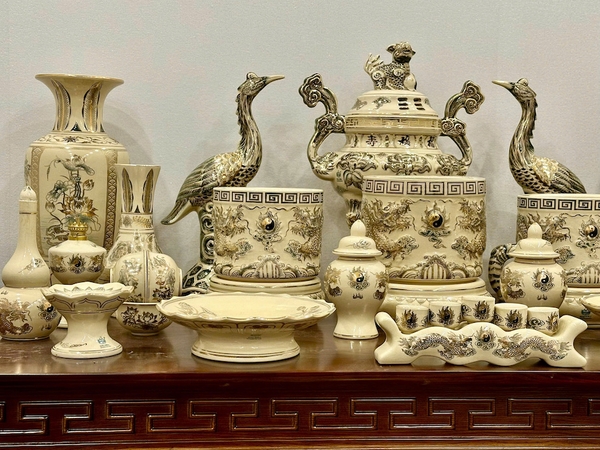 Bộ Đồ Thờ Cho Ban Thờ 1,75m đến 1,97m Gốm Chu Đậu Vẽ Vàng