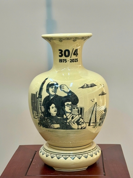 Bình Bảo Châu Cao 28cm Hoạ Tiết Kỷ Niệm 30/04-01/05