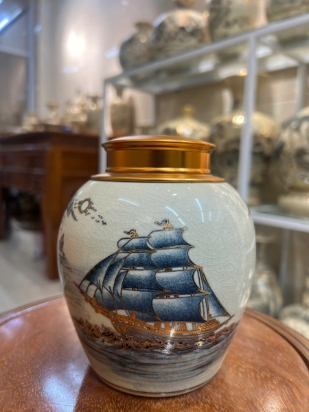 Hộp đựng trà H18 hoạ tiết hoa sen vẽ vàng 24k