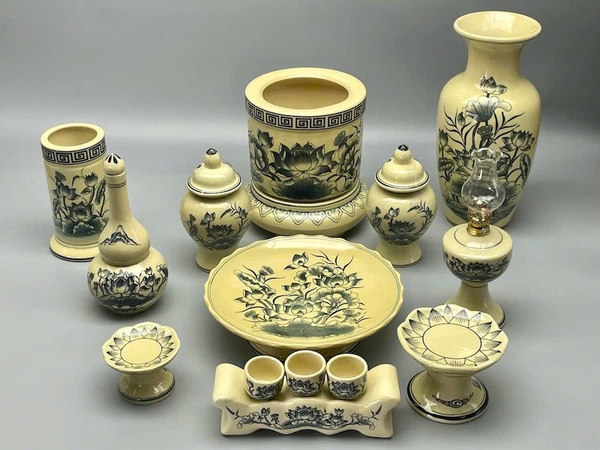Bộ Thờ hoạ tiết Hoa Sen kỷ 3 chén truyền thống