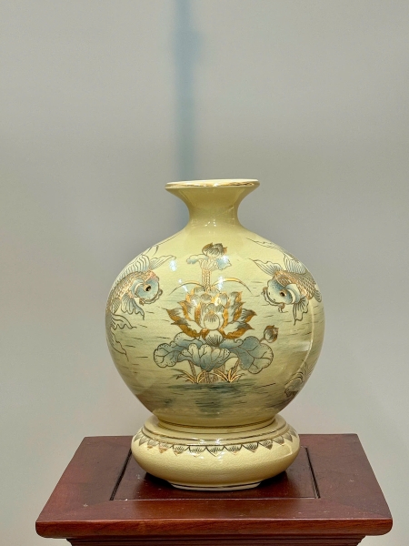 Bình Hút Lộc Cá Chép Hoa Sen Cao 27cm Gốm Chu Đậu Vẽ Vàng