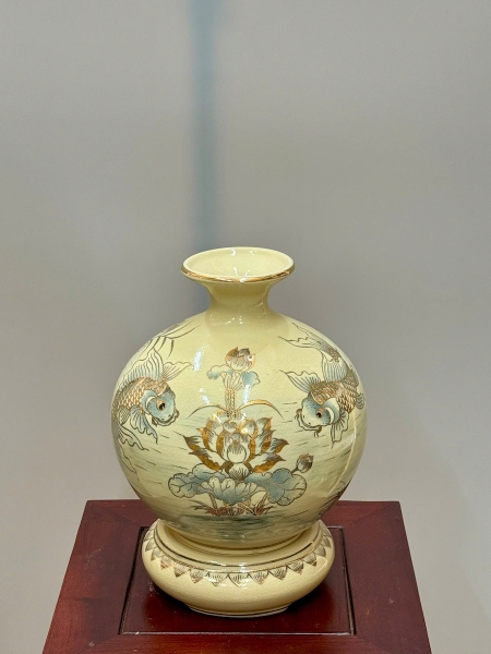 Bình Hút Lộc Cá Chép Hoa Sen Cao 27cm Gốm Chu Đậu Vẽ Vàng