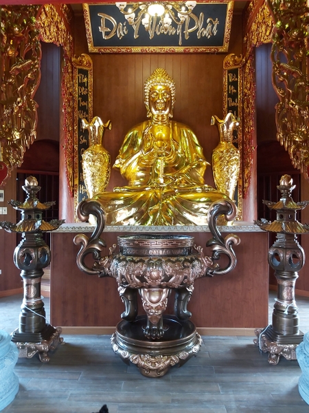 Lư hương đồng là gì? Ý nghĩa của bộ lư hương đồng trong văn hóa thờ cúng.