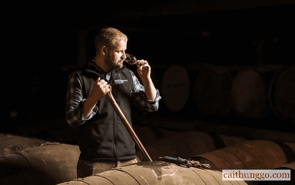 Bruichladdich Bổ Nhiệm Adam Hannett làm Master Blender Mới