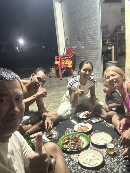 Bữa cơm tối đơn giản với cá chiên tươi và sốt sambal