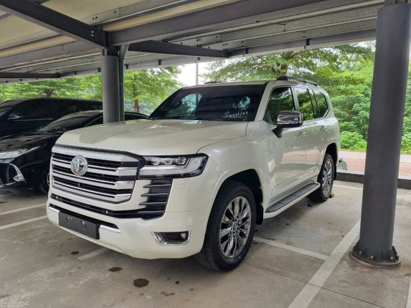 LANDCRUISER LC300 TRẮNG - NỘI THẤT ĐEN