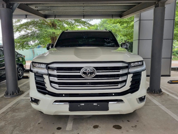 LANDCRUISER LC300 TRẮNG - NỘI THẤT ĐEN
